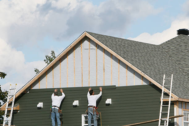 Professional Siding Contractor technician working in Burtonsville, MD